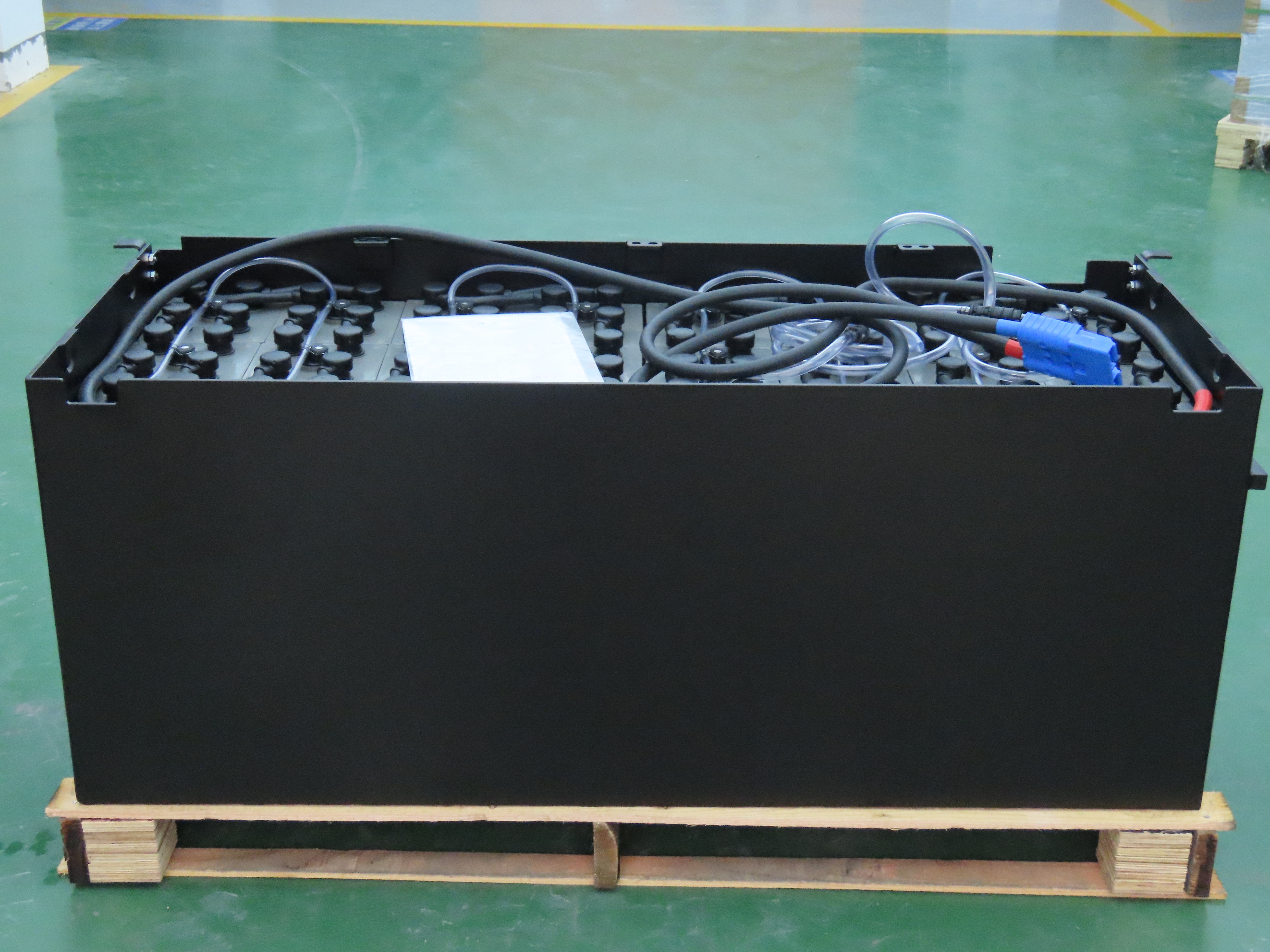 叉車(chē)電池內(nèi)部極板構(gòu)造普遍分為管式極板和涂膏式極板